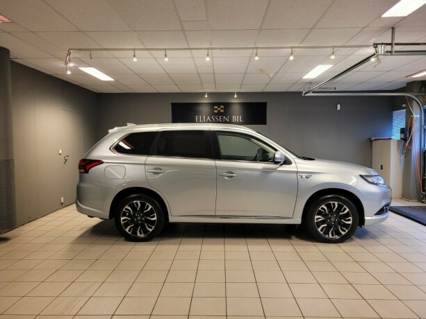 mitsubishi-outlander-elektrisitetbensin-2017-big-3