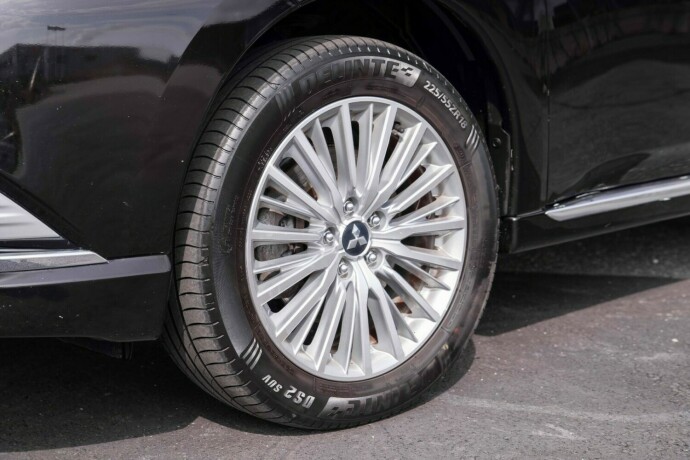 mitsubishi-outlander-elektrisitetbensin-2019-big-3