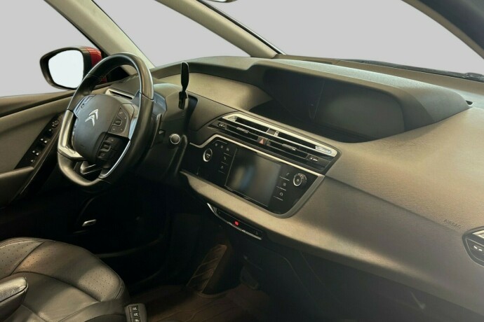 citroen-c4-picasso-bensin-2017-big-12