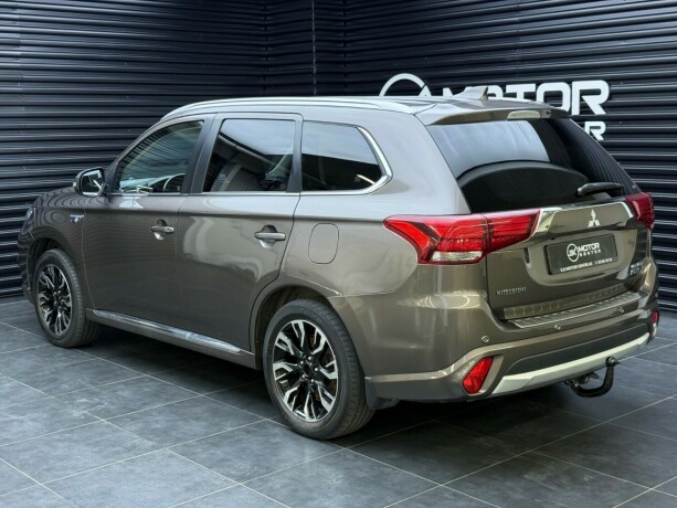 mitsubishi-outlander-elektrisitetbensin-2016-big-2
