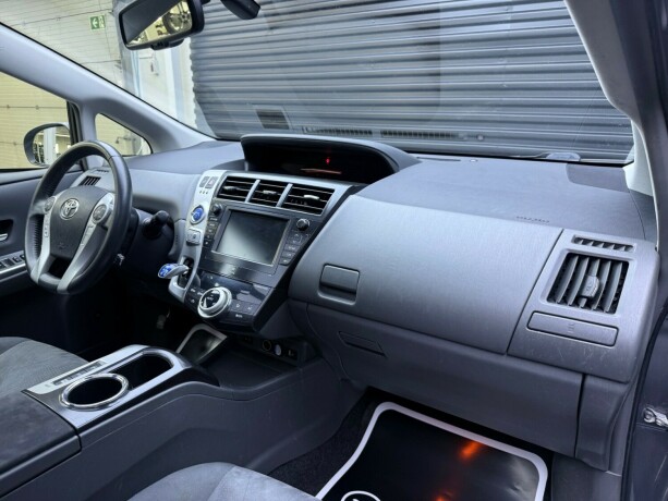 toyota-prius-seven-elektrisitetbensin-2015-big-11