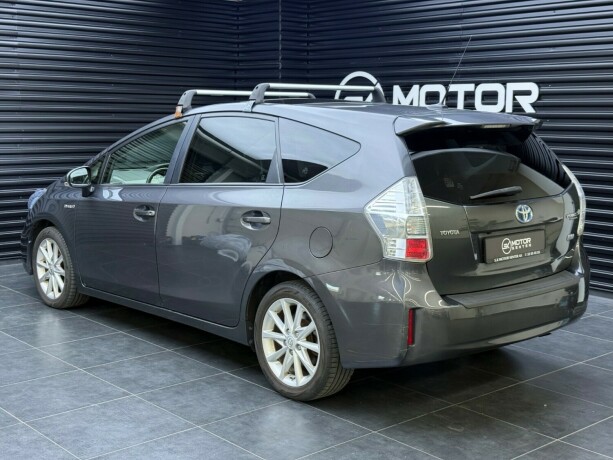 toyota-prius-seven-elektrisitetbensin-2015-big-1