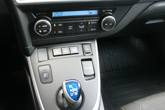 toyota-auris-elektrisitetbensin-2015-big-14