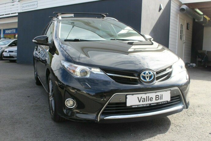 toyota-auris-elektrisitetbensin-2015-big-0