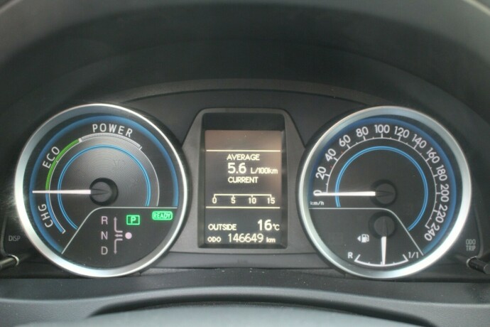 toyota-auris-elektrisitetbensin-2015-big-10