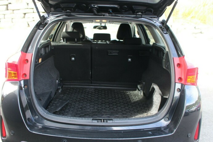 toyota-auris-elektrisitetbensin-2015-big-5