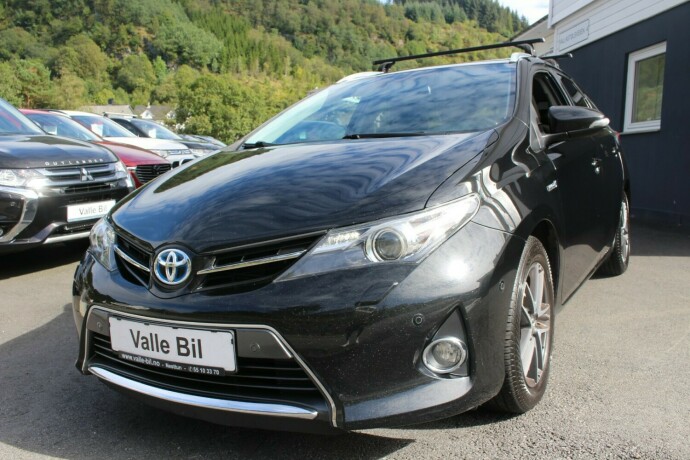toyota-auris-elektrisitetbensin-2015-big-1