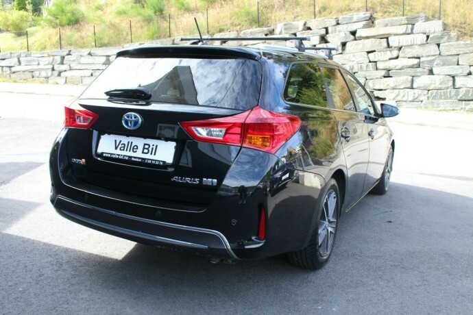 toyota-auris-elektrisitetbensin-2015-big-3
