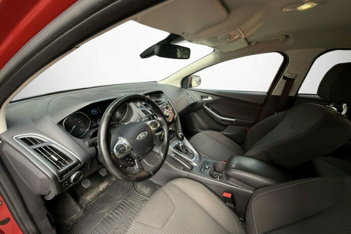 ford-focus-bensin-2013-big-14