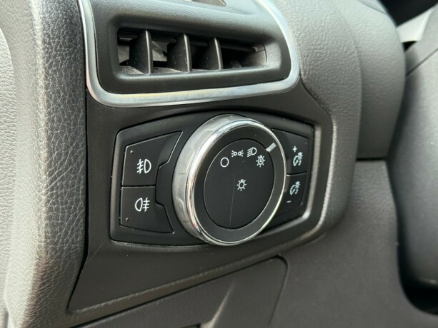 ford-focus-bensin-2013-big-15