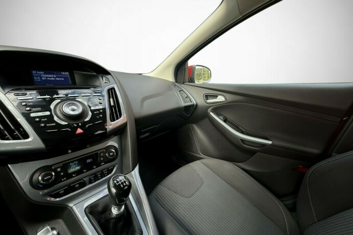 ford-focus-bensin-2013-big-22