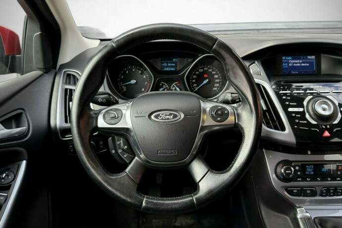 ford-focus-bensin-2013-big-26