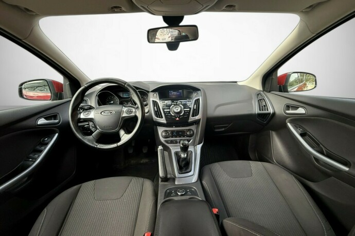 ford-focus-bensin-2013-big-24
