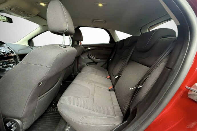 ford-focus-bensin-2013-big-23
