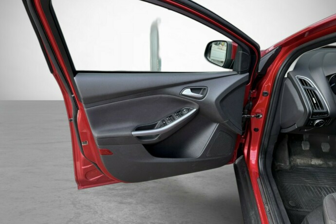 ford-focus-bensin-2013-big-11