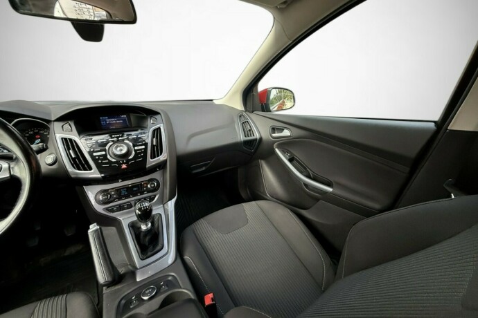 ford-focus-bensin-2013-big-25