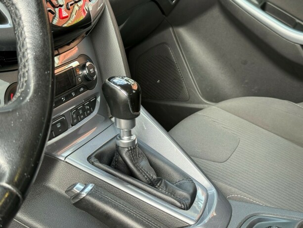 ford-focus-bensin-2013-big-18