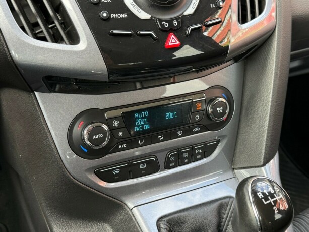 ford-focus-bensin-2013-big-20