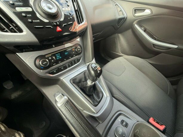 ford-focus-bensin-2013-big-17