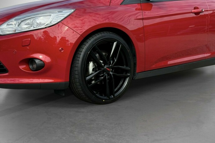 ford-focus-bensin-2013-big-5