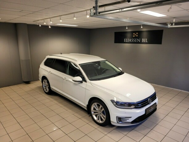 volkswagen-passat-elektrisitetbensin-2018-big-1