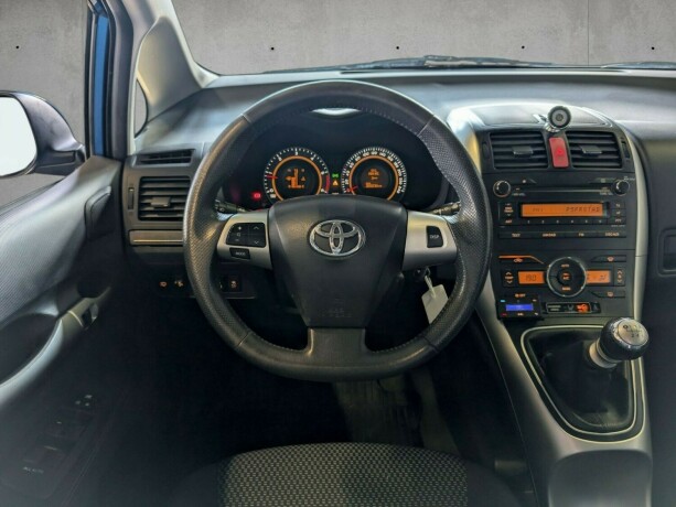 toyota-auris-diesel-2010-big-14