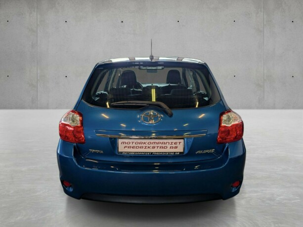 toyota-auris-diesel-2010-big-10