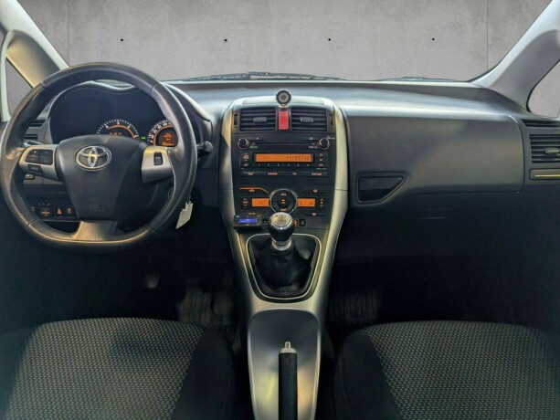 toyota-auris-diesel-2010-big-13