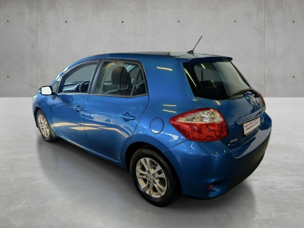toyota-auris-diesel-2010-big-2