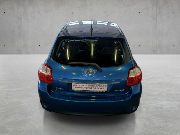 toyota-auris-diesel-2010-big-11