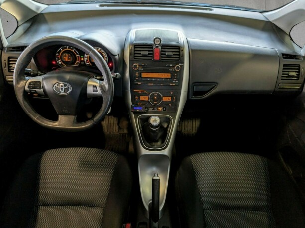 toyota-auris-diesel-2010-big-12