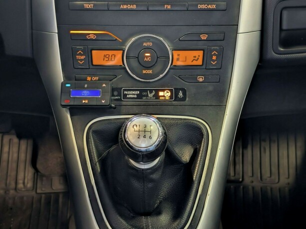 toyota-auris-diesel-2010-big-18