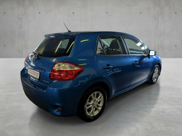 toyota-auris-diesel-2010-big-3
