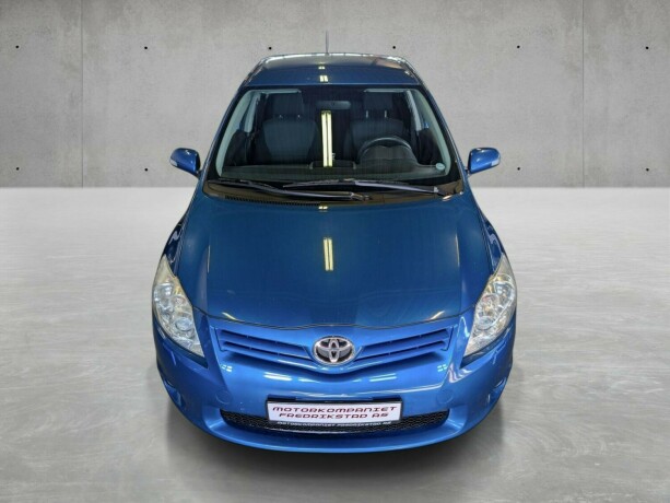 toyota-auris-diesel-2010-big-9