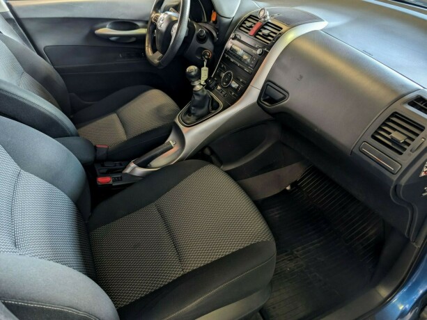 toyota-auris-diesel-2010-big-22