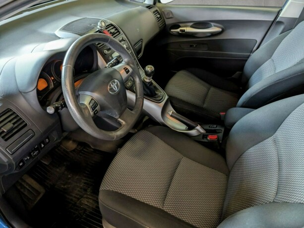 toyota-auris-diesel-2010-big-20