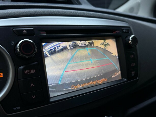 toyota-yaris-bensin-2011-big-18