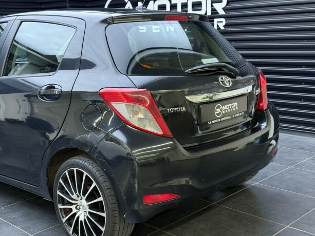 toyota-yaris-bensin-2011-big-5