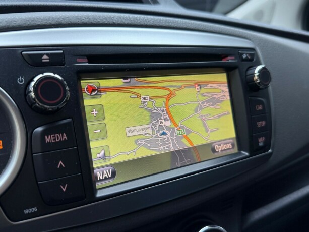 toyota-yaris-bensin-2011-big-17