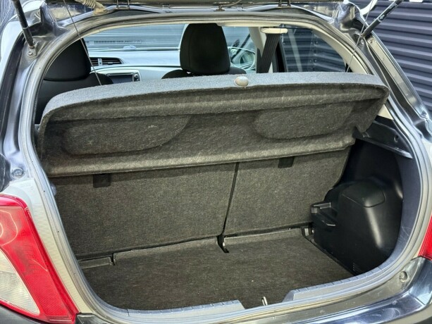 toyota-yaris-bensin-2011-big-30