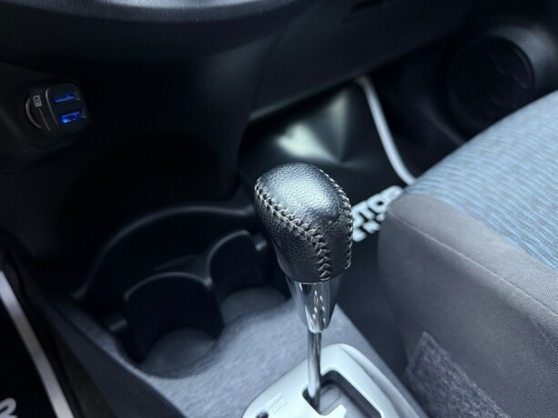 toyota-yaris-bensin-2011-big-23