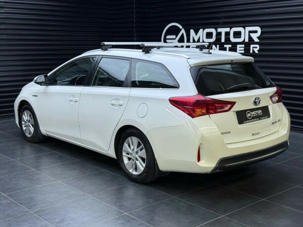 toyota-auris-elektrisitetbensin-2014-big-1