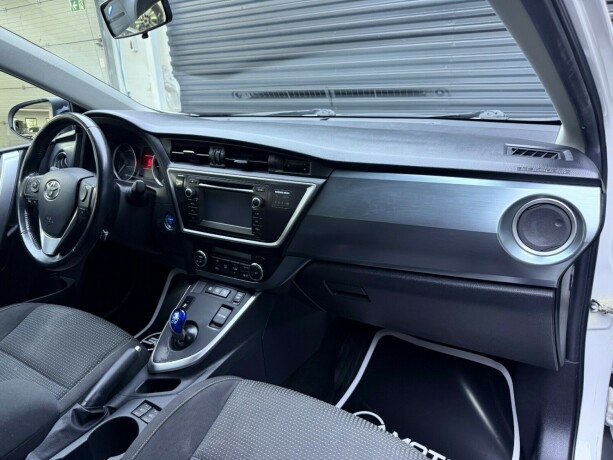 toyota-auris-elektrisitetbensin-2014-big-11