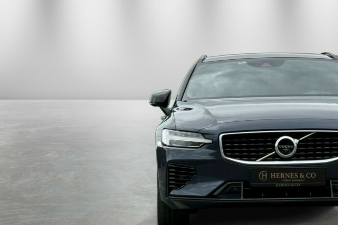 volvo-v60-plug-in-petrol-2020-big-3