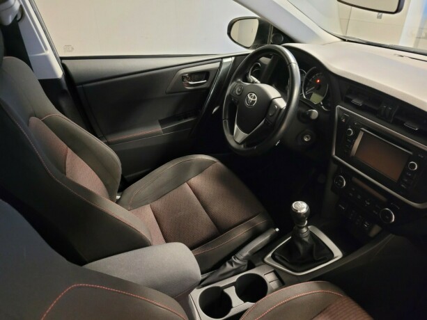 toyota-auris-bensin-2014-big-16