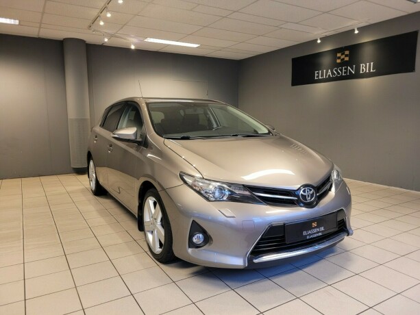 toyota-auris-bensin-2014-big-11