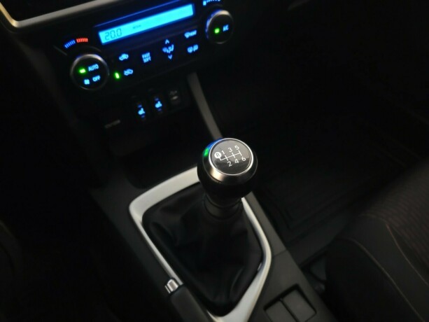 toyota-auris-bensin-2014-big-23