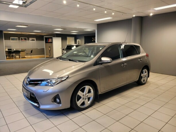toyota-auris-bensin-2014-big-8