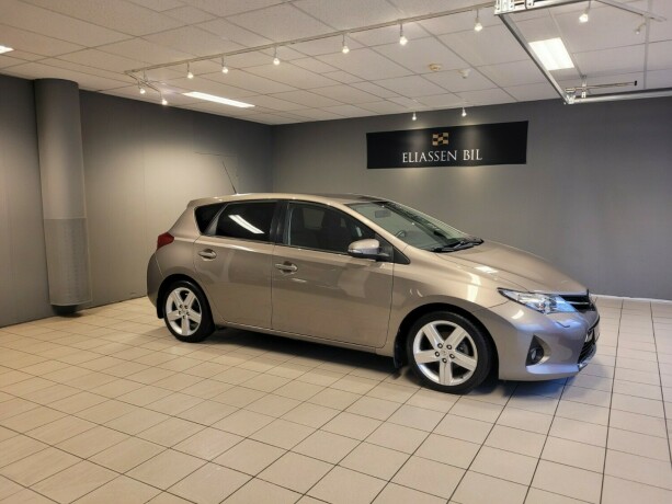 toyota-auris-bensin-2014-big-2