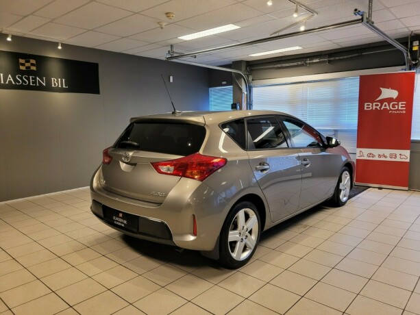 toyota-auris-bensin-2014-big-4